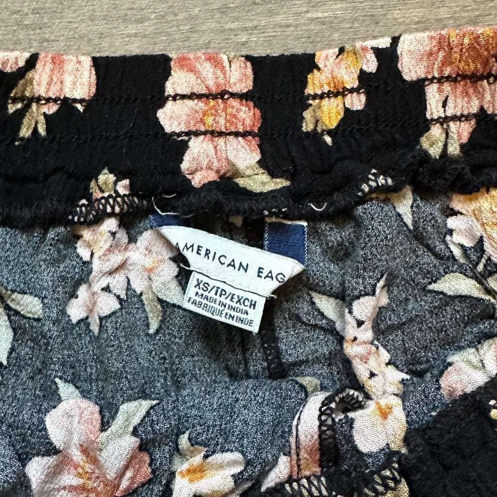 AE Floral Shorts - Picture 4 of 5